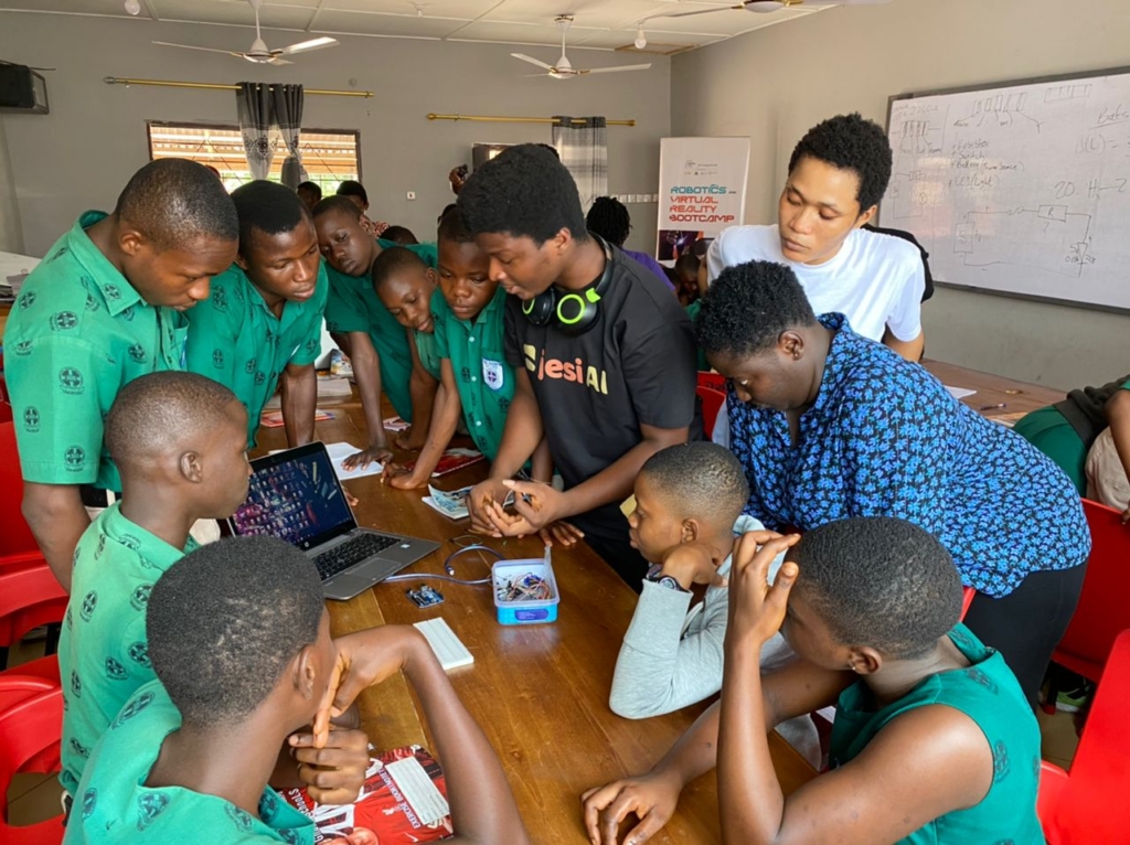 Young and Safe Project introduces pupils of Ho Dome E.P. Basic to robotics and virtual reality technology – MyJoyOnline