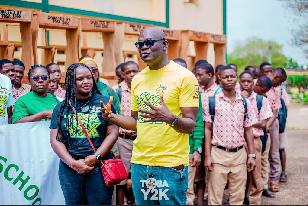 TOSA Y2K alumni donates 105 mono desks to Tema Secondary School – MyJoyOnline