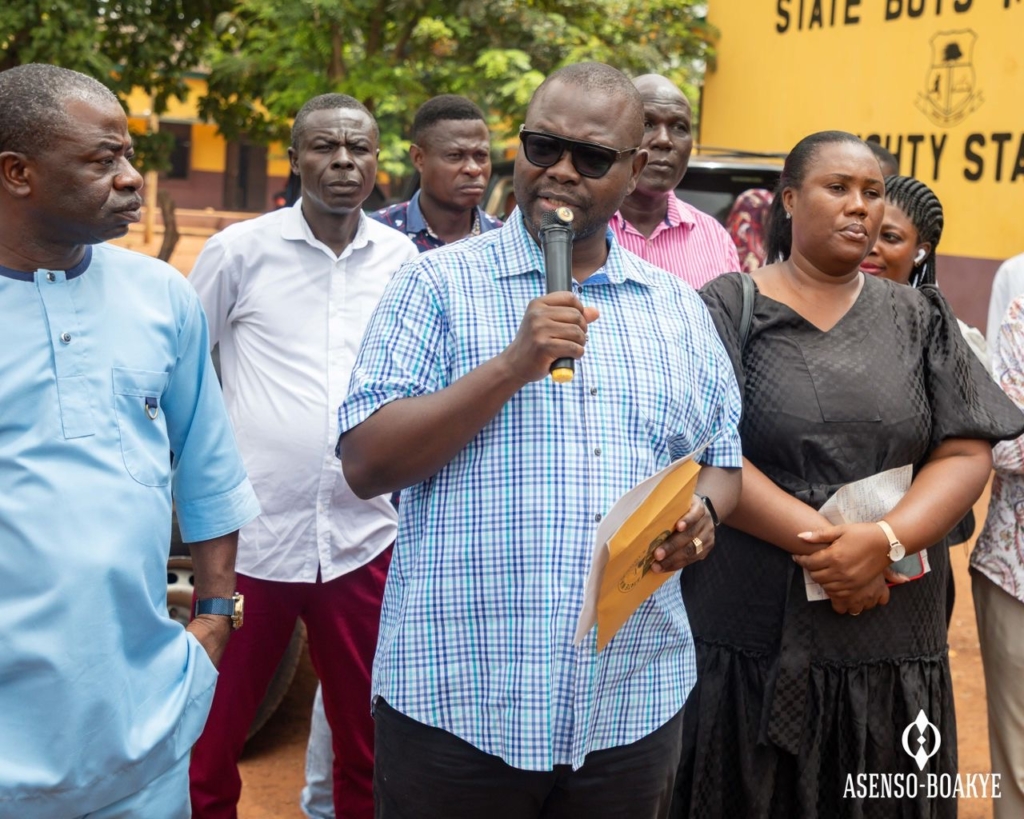 Asenso-Boakye donates over 1,000 desks and teachers’ furniture to Bantama schools – MyJoyOnline