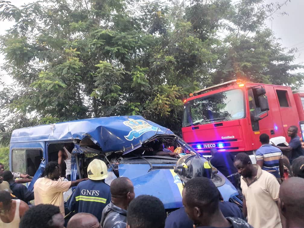 Konongo: 5 feared dead, 11 injured after sprinter bus rams into parked tipper truck – MyJoyOnline