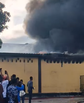 Adabraka fire outbreak: Fire service deploys seven tenders to douse flames – MyJoyOnline