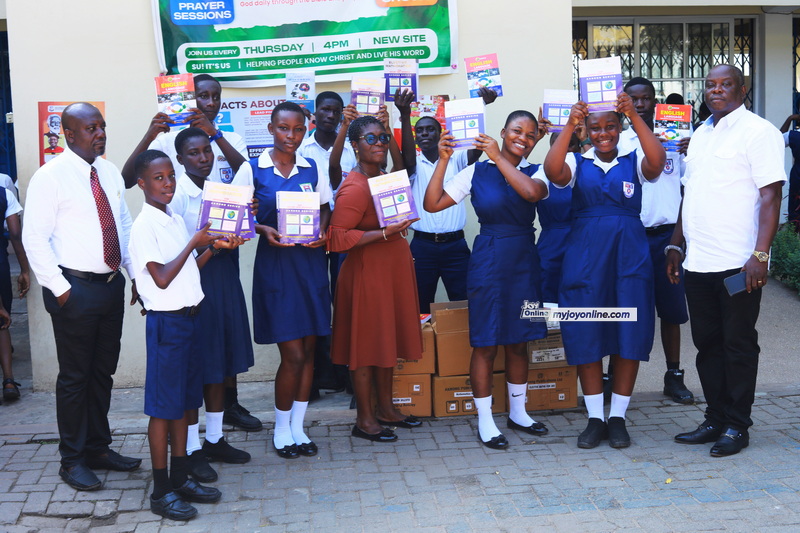Osu Presby SHS 87-year group donates books to alma mater