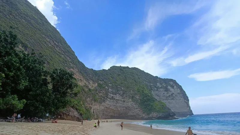 Bali halts Chinese construction of glass lift on cliffside Bali halts Chinese construction of glass lift on cliffside