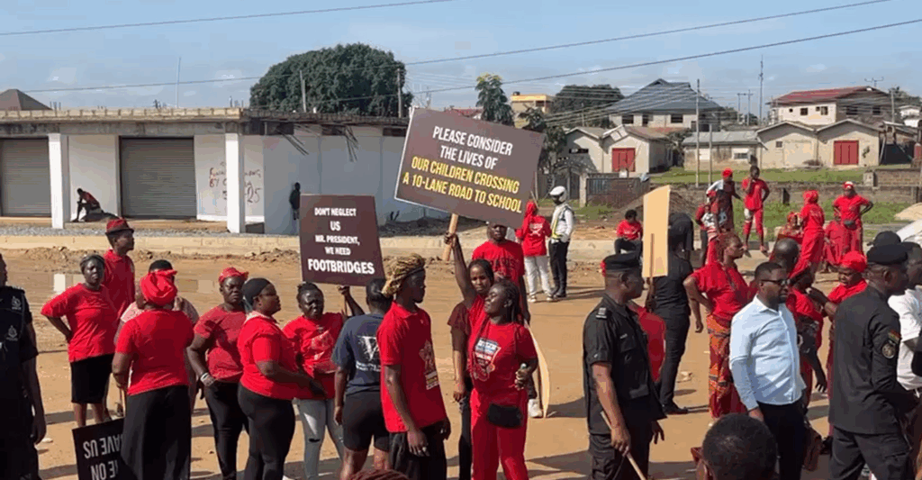 Sarpeiman residents demonstrate over the lack of footbridges – MyJoyOnline