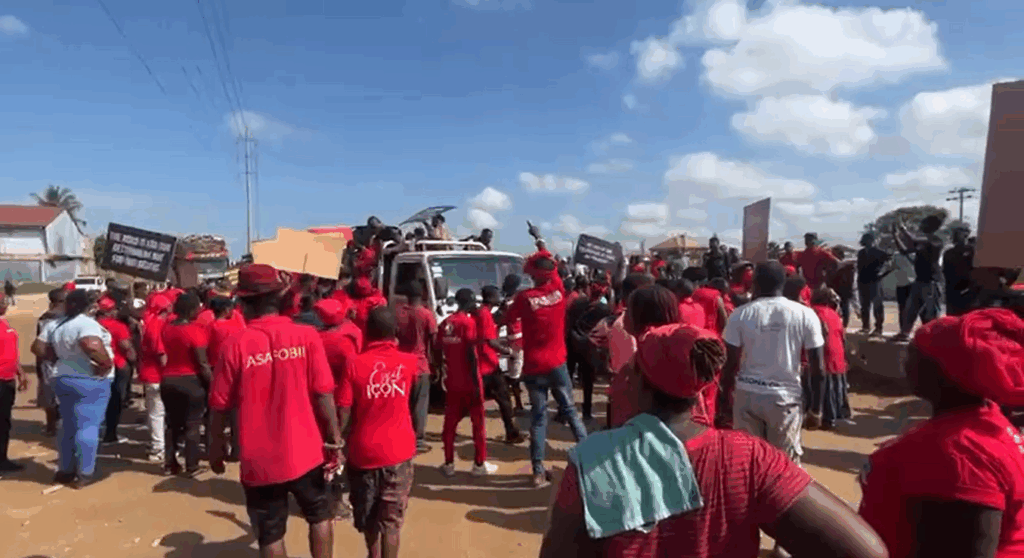 Sarpeiman residents demonstrate over the lack of footbridges Sarpeiman residents demonstrate over the lack of footbridges