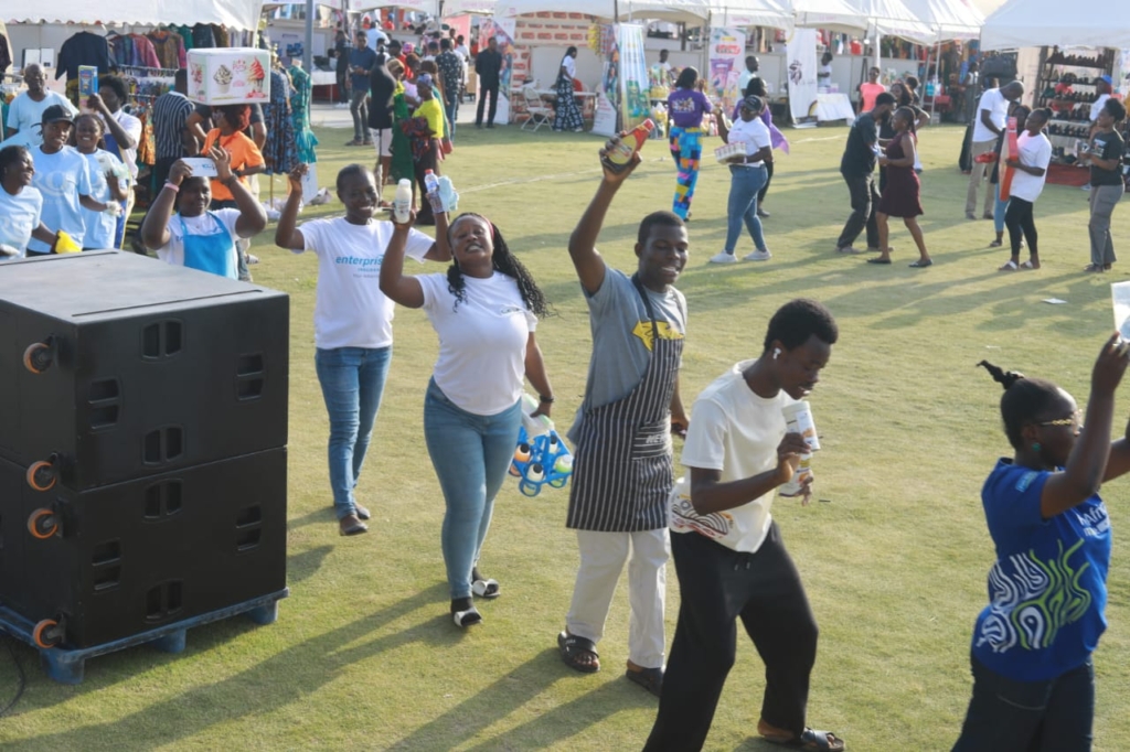 Perez Musik leads patrons and vendors in spirit-filled worship at grand finale of Ecobank-JoyBusiness SME Fair