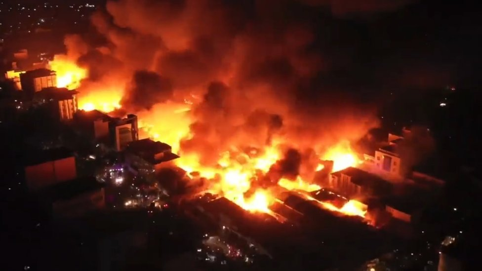 Firefighters battle massive blaze at Dansoman Market, swift response prevents wider disaster – MyJoyOnline