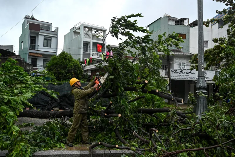 Typhoon barrels towards Cambodia after killing at least 193 in Philippines and Vietnam Typhoon barrels towards Cambodia after killing at least 193 in Philippines and Vietnam