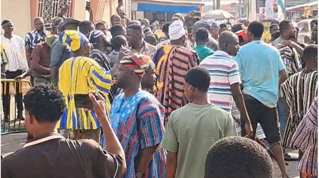 Skirmishes erupt at Manhyia Palace as Bawku factions clash amid mediation conclusion – MyJoyOnline
