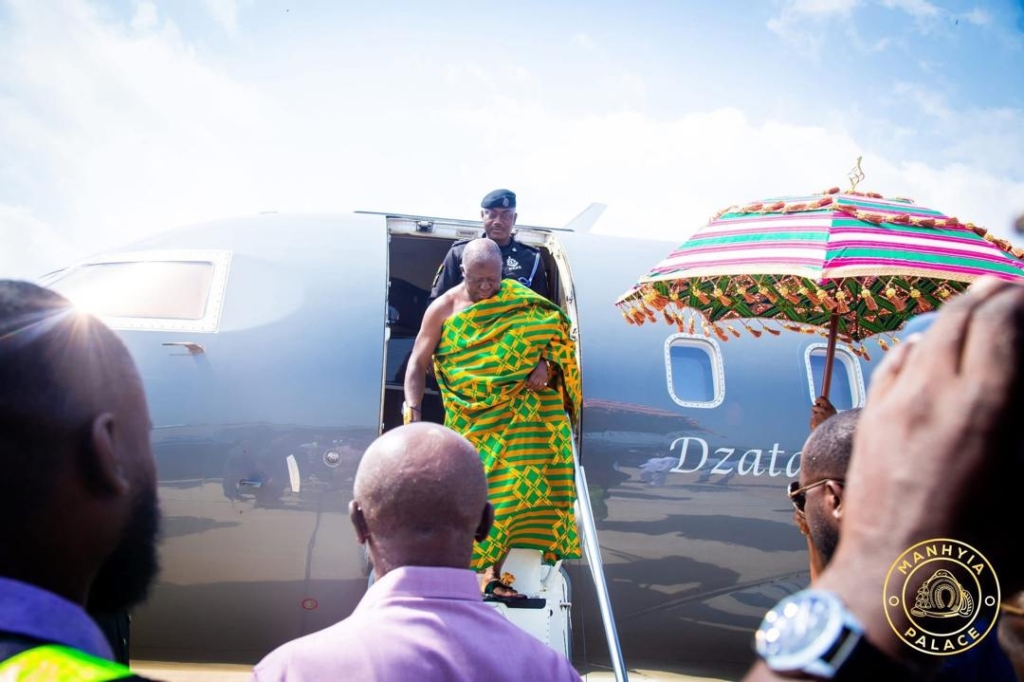 Photos: Asantehene arrives in Accra to present Bawku mediation report to President Mahama – MyJoyOnline