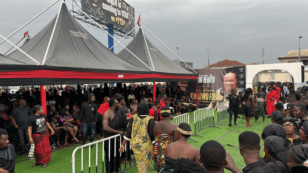 Daddy Lumba: Brisk business as fans defy rains to honour highlife legend Daddy Lumba: Brisk business as fans defy rains to honour highlife legend