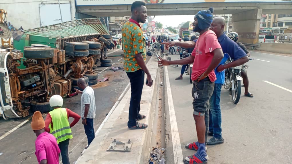 Cargo truck overturns at Circle overhead, causes heavy Traffic