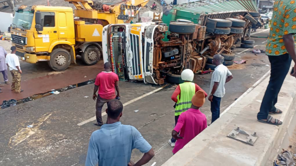 Cargo truck overturns at Circle overhead, causes heavy Traffic