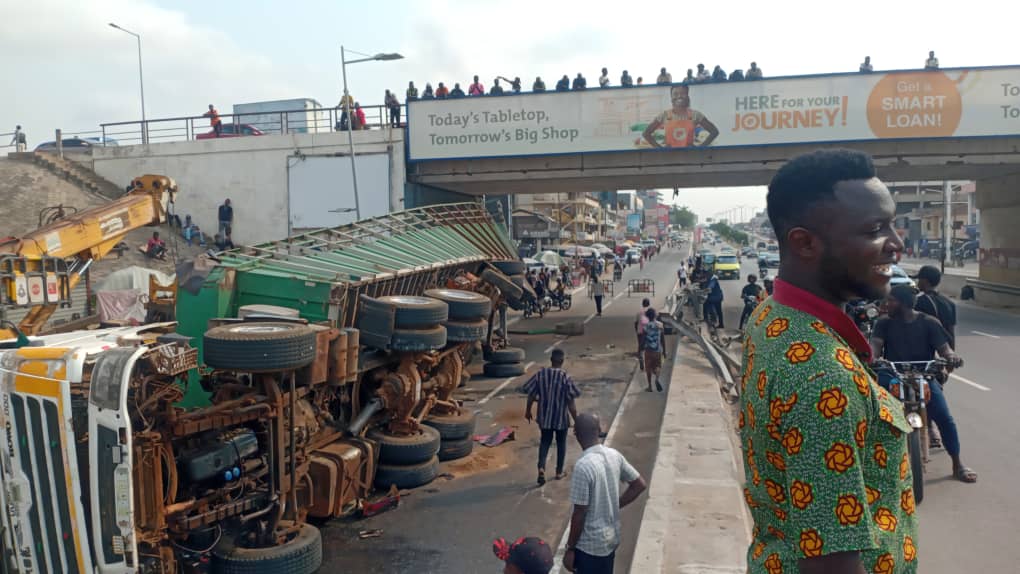 Cargo truck overturns at Circle overhead, causes heavy Traffic
