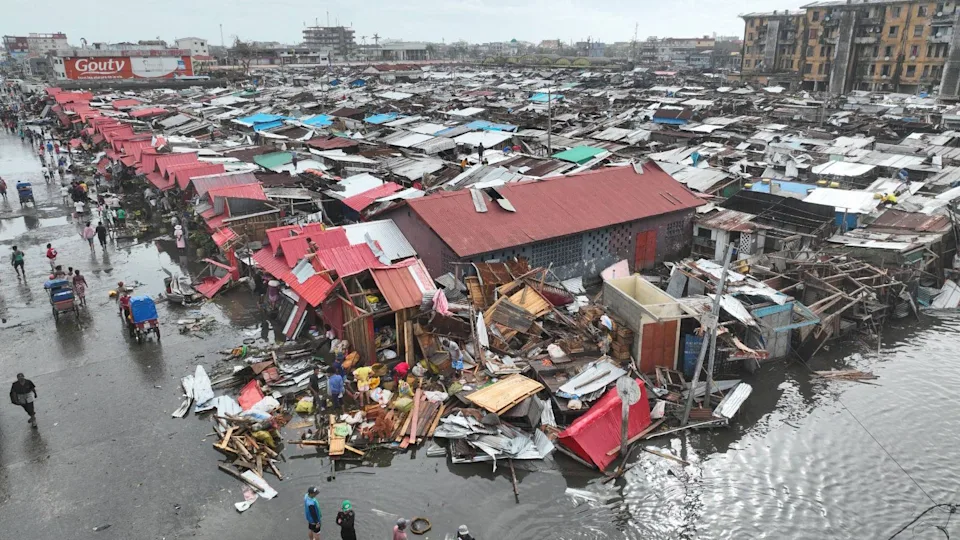 Powerful cyclone kills at least 31 as it...