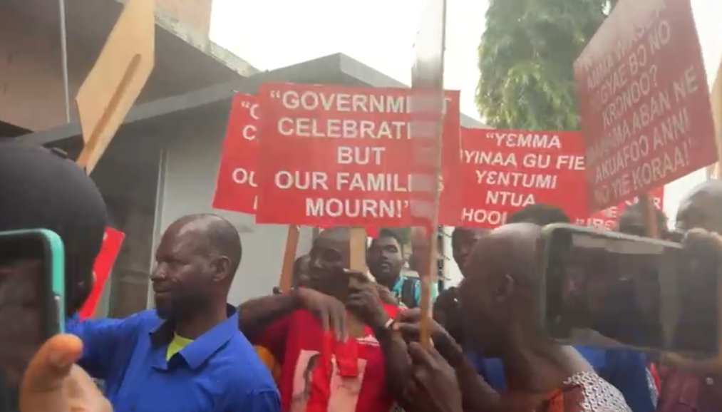 Cocoa farmers picket COCOBOD, accuse gov't of betrayal over prices