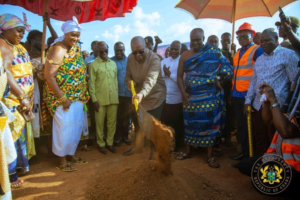 Photos: Mahama cuts sod for 24-hour economy market at Dormaa Ahenkro – MyJoyOnline