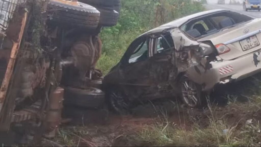 Three vehicles collide at Techiman-Tadieso Junction on Palm Sunday; several injured Three vehicles collide at Techiman-Tadieso Junction on Palm Sunday; several injured
