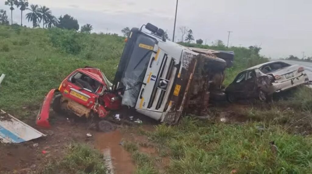 Three vehicles collide at Techiman-Tadieso Junction on Palm Sunday; several injured Three vehicles collide at Techiman-Tadieso Junction on Palm Sunday; several injured