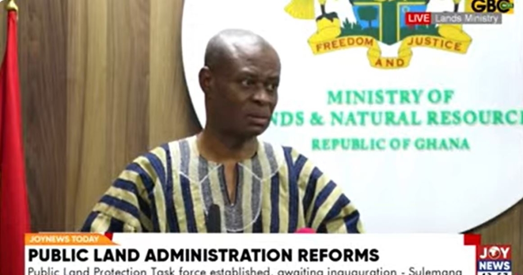 Government to publish names of public...