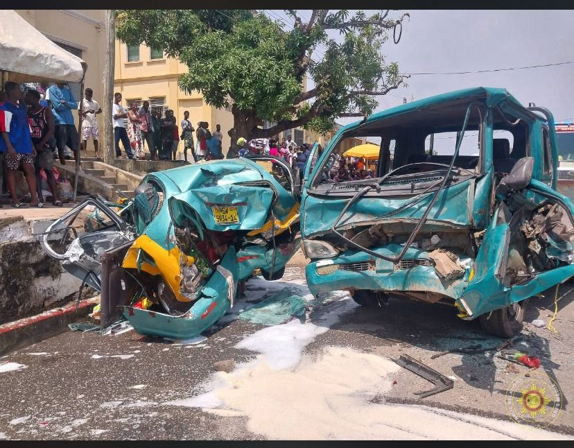 Four injured in taxi–truck collision at Kotokuraba