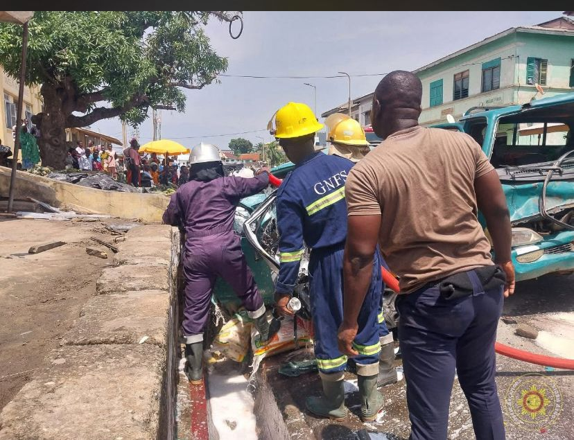 Four injured in taxi–truck collision at Kotokuraba