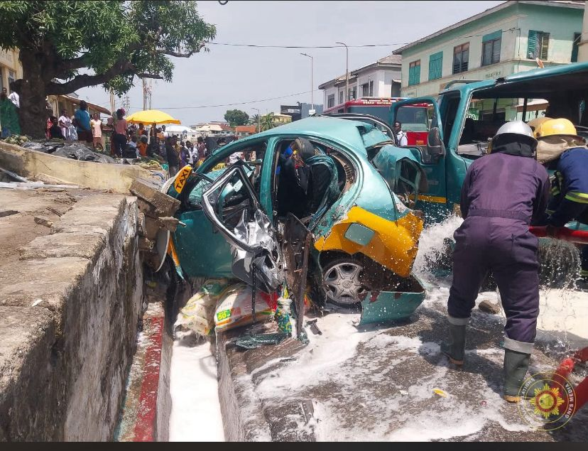 Four injured in taxi–truck collision at Kotokuraba