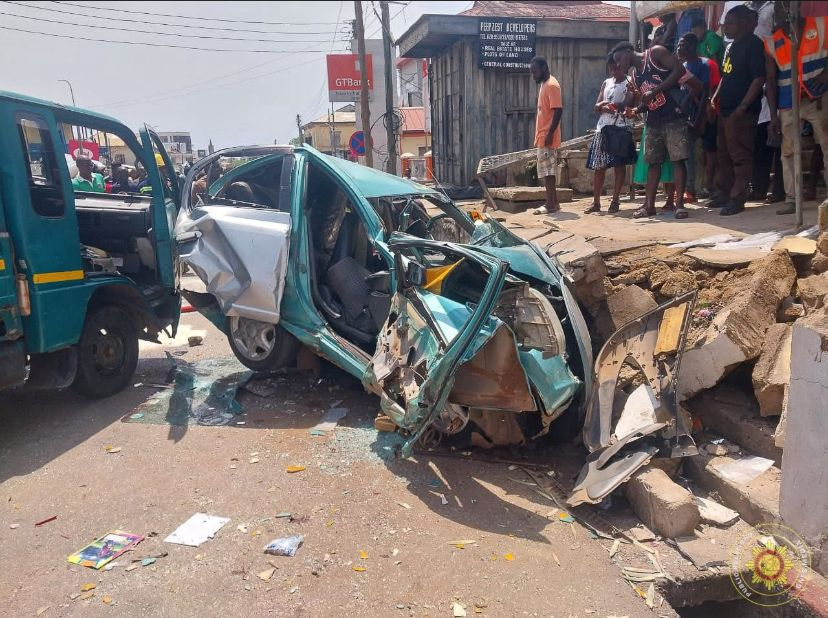Four injured in taxi–truck collision at Kotokuraba