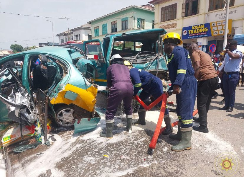 Four injured in taxi–truck collision at Kotokuraba