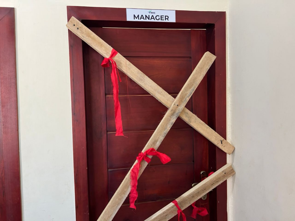 Angry NDC supporters lock up Ejisu NHIA office over 'appointments neglect' Angry NDC supporters lock up Ejisu NHIA office over 'appointments neglect'