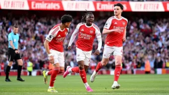 Arsenal beat Newcastle to go top