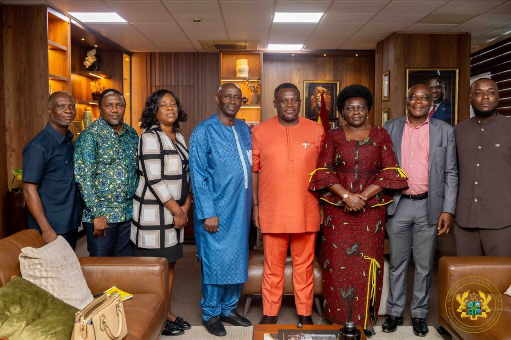 ‎Communications Minister holds talks with...