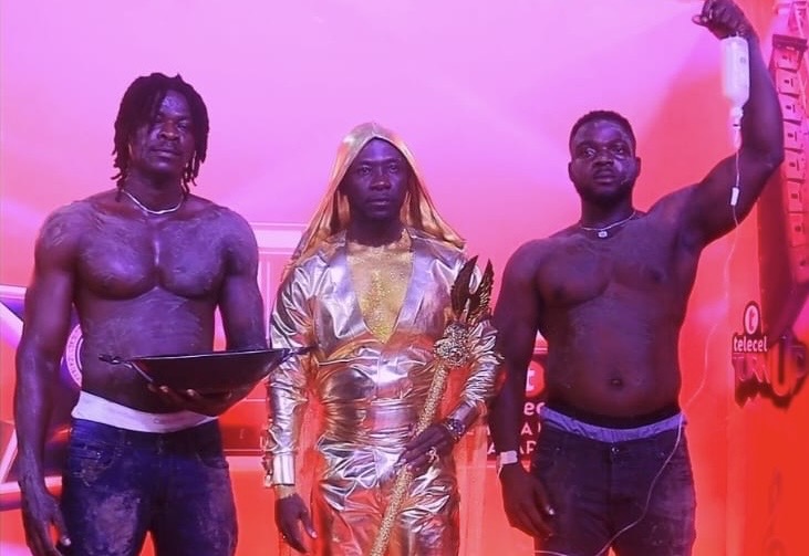 Okyeame Kwame turns TGMA27 red carpet...
