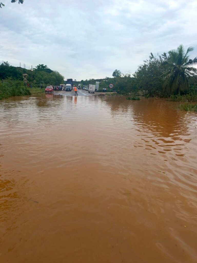 Motorists stranded as floods submerge...