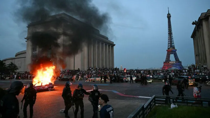 Hundreds arrested and dozens of police...