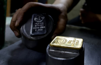 Gold gains as dollar weakens; investors focus on US-Iran peace deal prospects