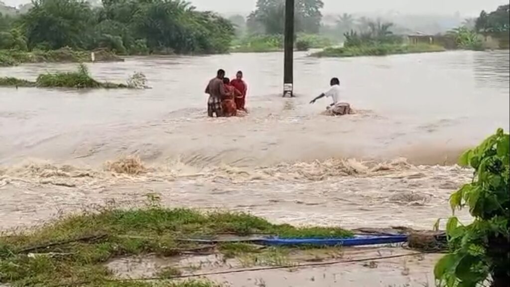 Flooded Obom-Odunkwa bridge leaves residents stran