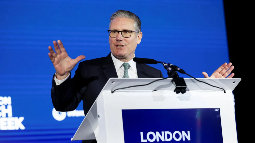 Starmer tells Apple and Google to ban nude images on childre