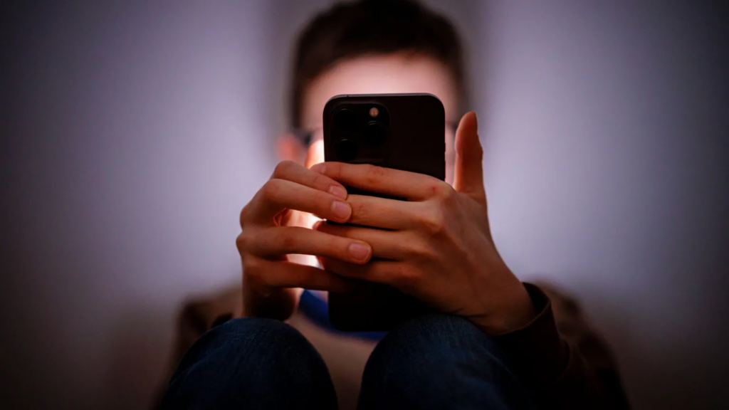 Starmer tells Apple and Google to ban nude images 