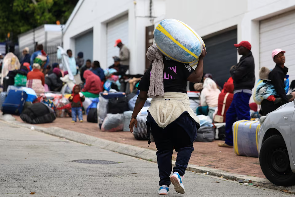 Gov’t prepares to evacuate nearly 900...