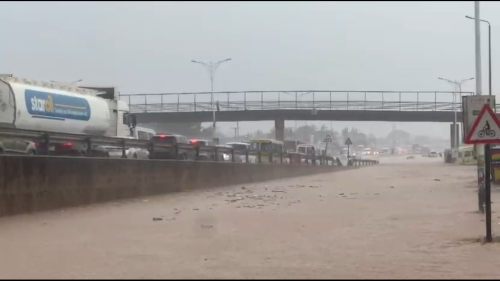 Flooding disrupts movement on Accra–Kumasi ...