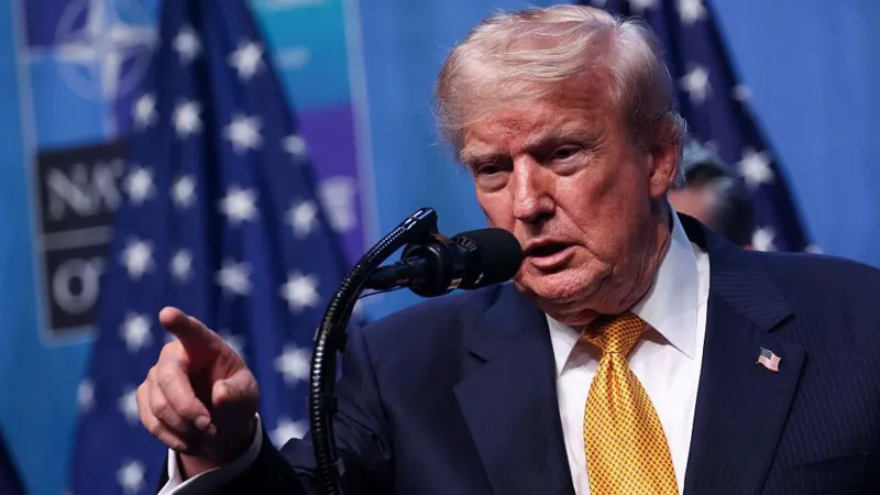 Trump reinstates Iran port blockade and...