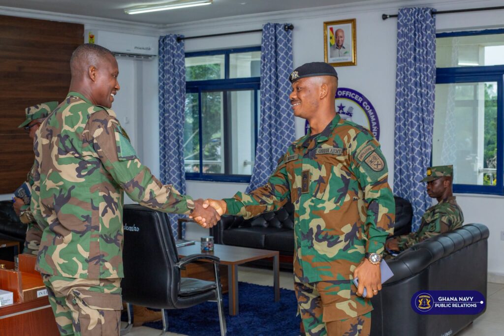 NAVTRAC Commander hosts new artillery training school commanding officer
