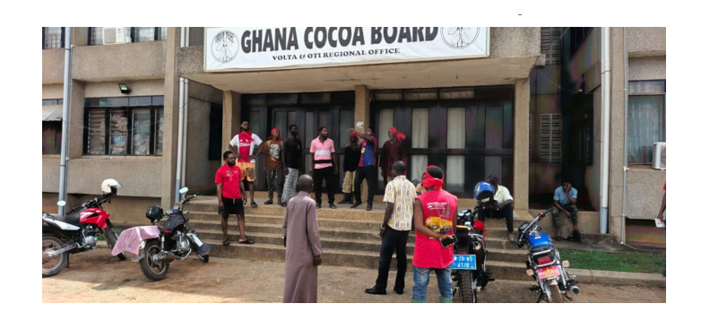 Oti region cocoa farmers besiege COCOBOD...