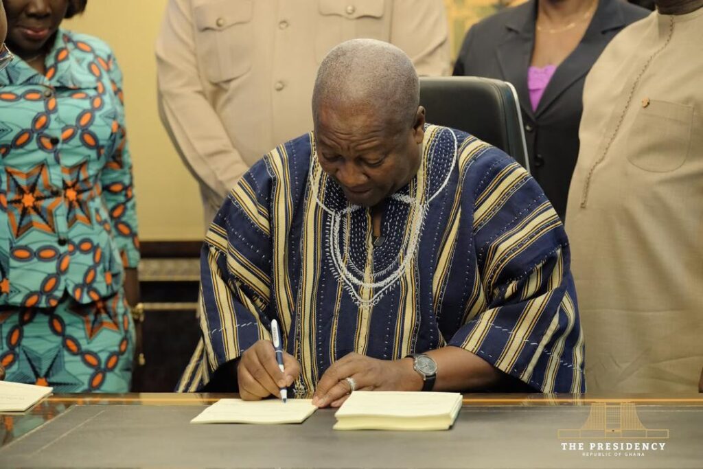 Photos : Mahama signs new GIPA Act into law to boost Ghana’s investment drive
