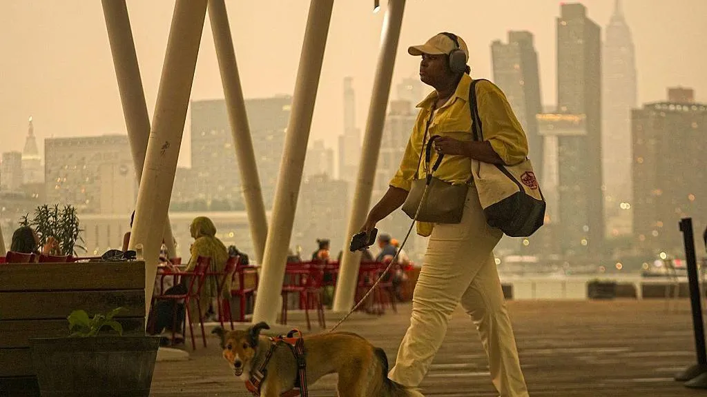 More than 800 Canadian wildfires burning as air quality alerts extend to US
