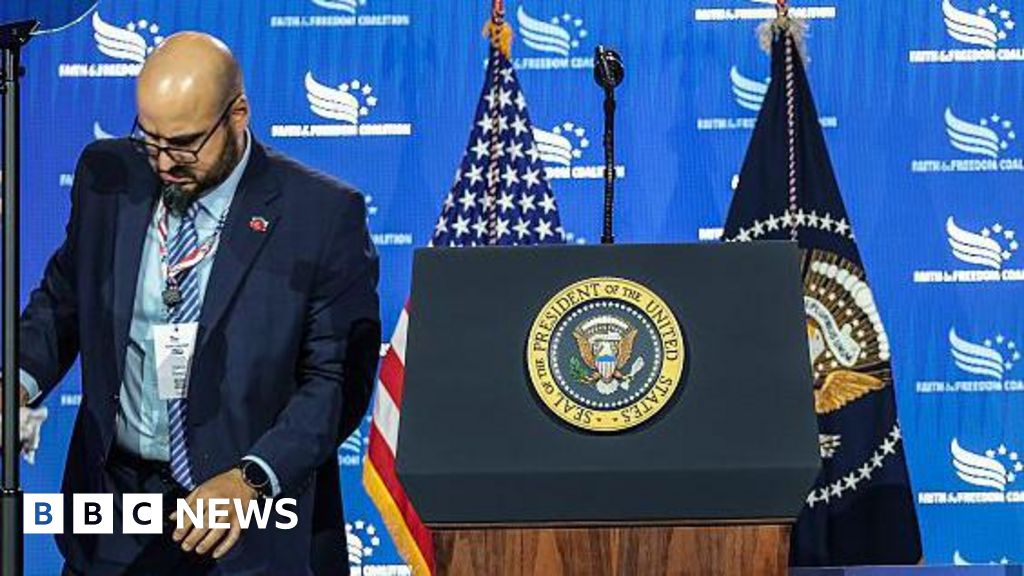 White House teleprompter operator accused...