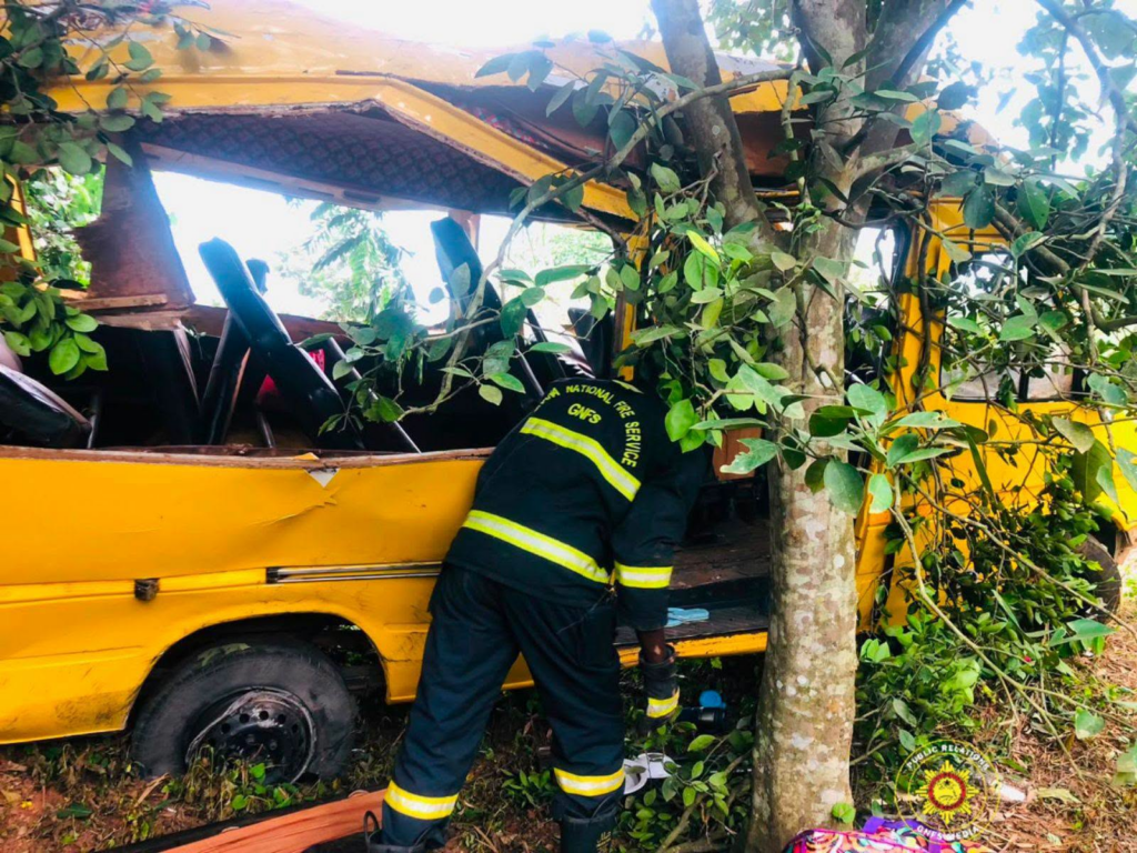 25 rescued after bus crashes on...