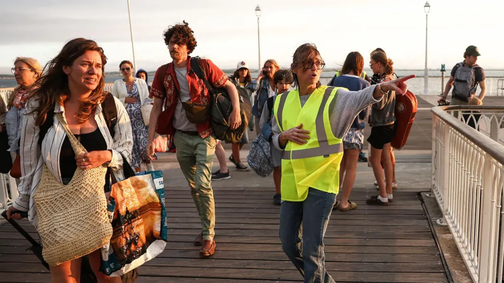 France orders evacuation of tourist spot...