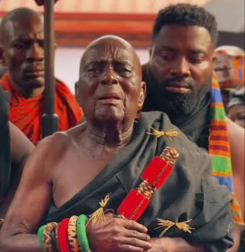 Otumfuo destools Kenyase II Manhene after...